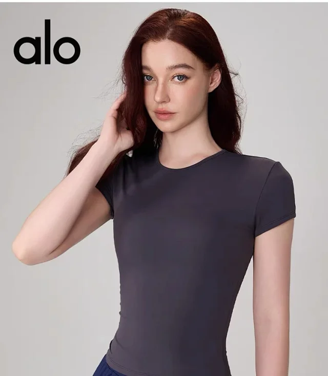 Alo T-Shirts Fitted crew-neck short-sleeve performance T-shirt product detail image 36