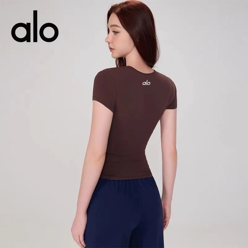 Alo T-Shirts Fitted crew-neck short-sleeve performance T-shirt — Distilled coffee