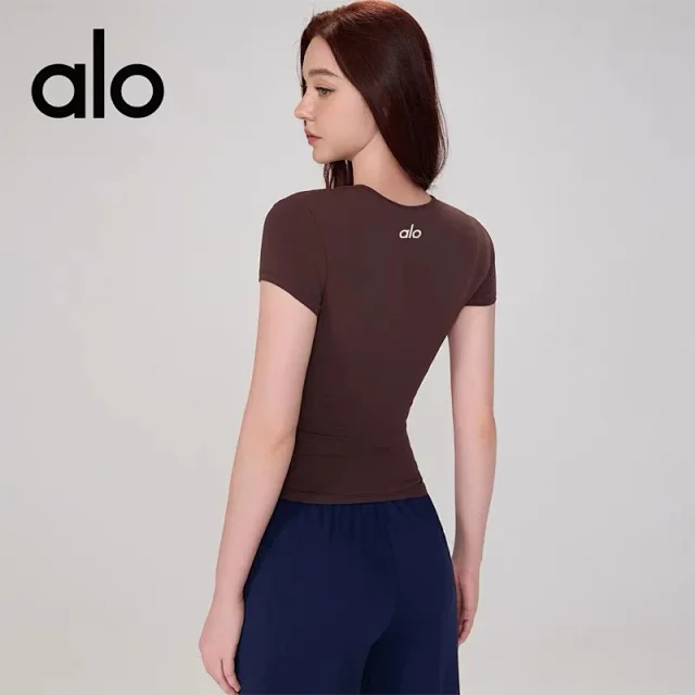 Alo T-Shirts Fitted crew-neck short-sleeve performance T-shirt product detail image 5