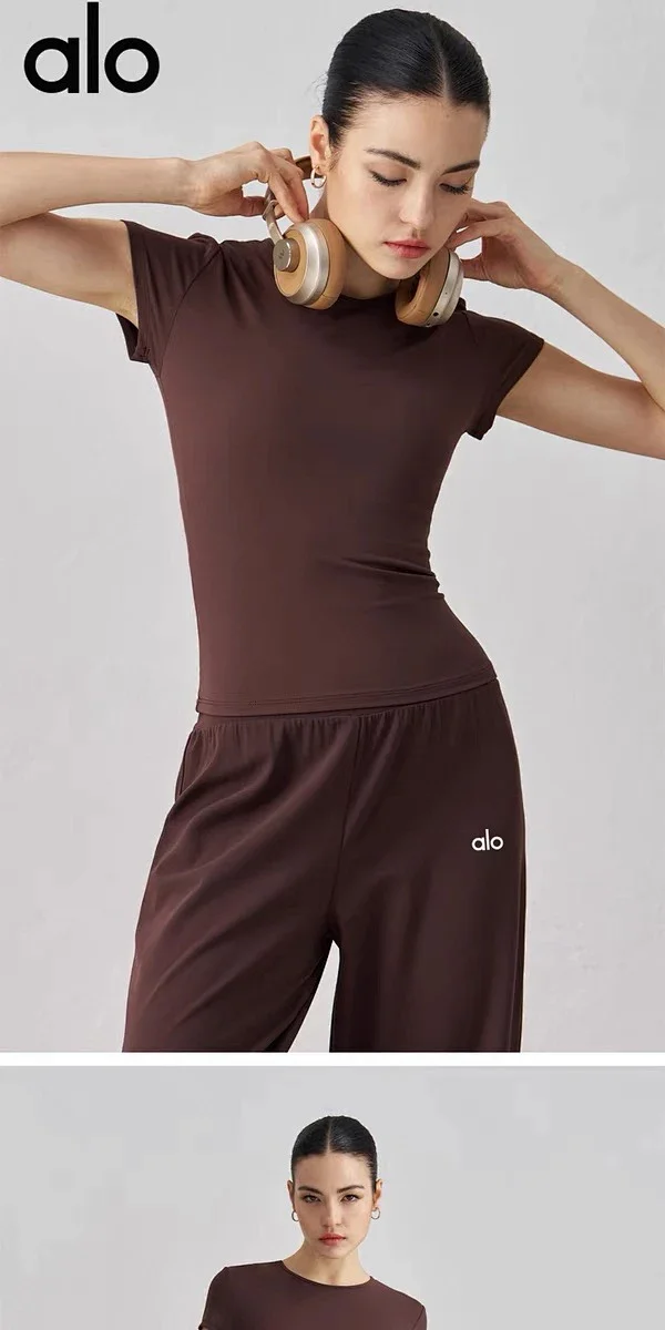 Alo T-Shirts Fitted crew-neck short-sleeve performance T-shirt product detail image 24
