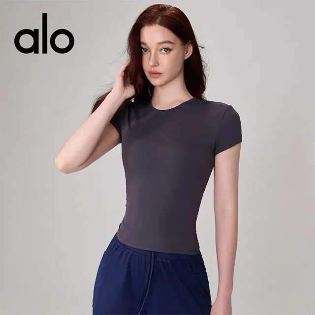 Alo T-Shirts Fitted crew-neck short-sleeve performance T-shirt product detail image 8