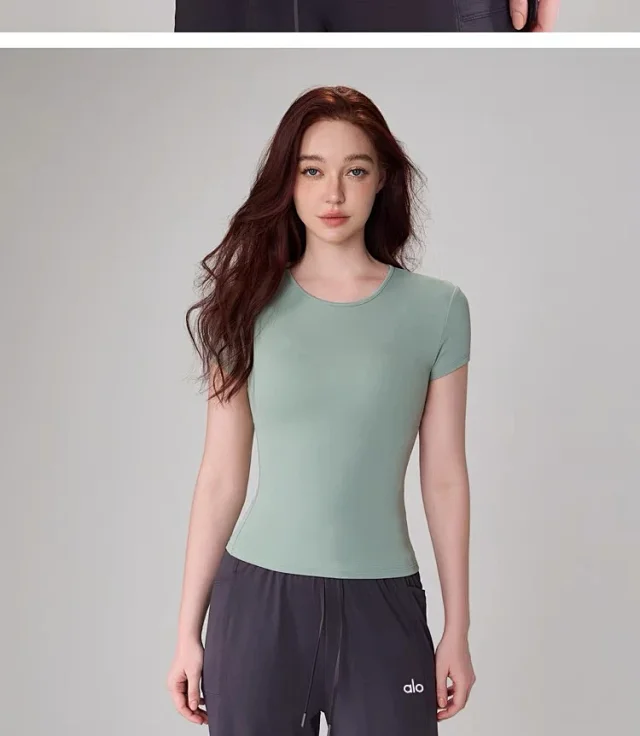 Alo T-Shirts Fitted crew-neck short-sleeve performance T-shirt product detail image 46