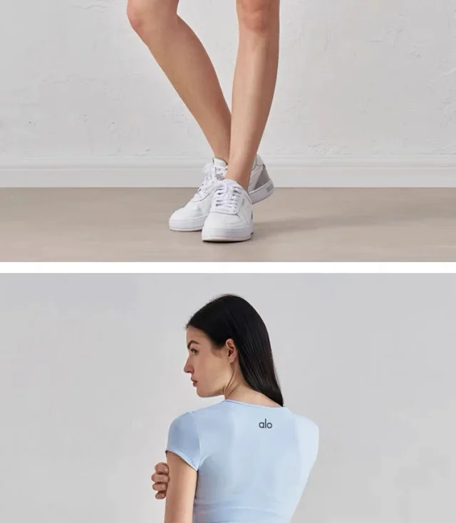 Alo T-Shirts Fitted crew-neck short-sleeve performance T-shirt product detail image 34