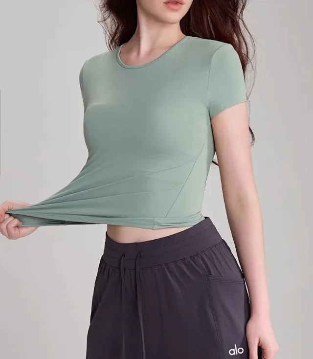 Alo T-Shirts Fitted crew-neck short-sleeve performance T-shirt product detail image 45