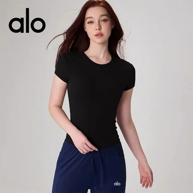 Alo T-Shirts Fitted crew-neck short-sleeve performance T-shirt product detail image 11