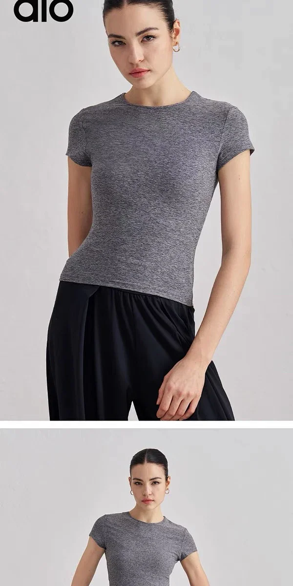 Alo T-Shirts Fitted crew-neck short-sleeve performance T-shirt product detail image 29