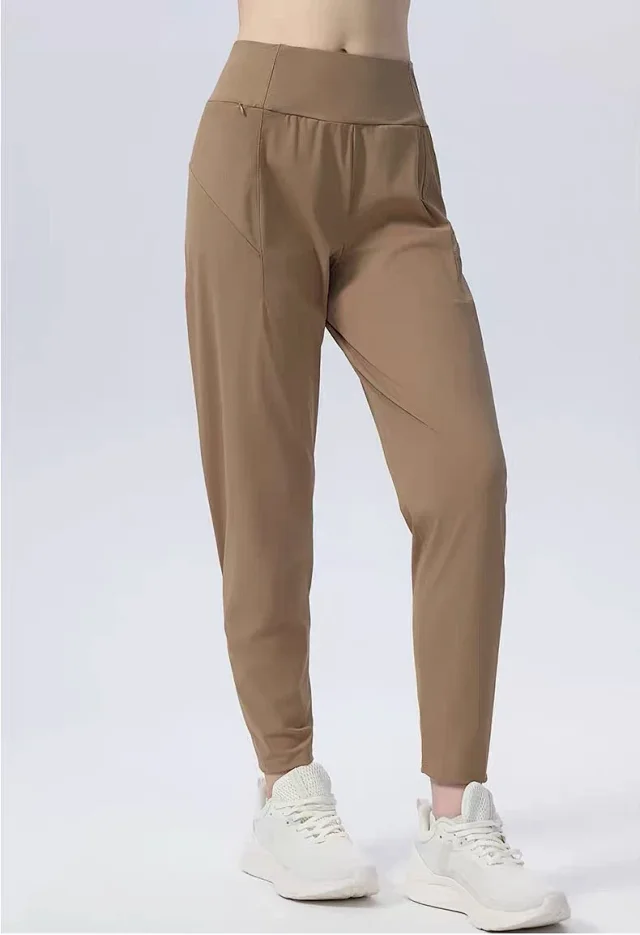 Alo Yoga Trousers High-Waisted Tapered Performance product detail image 22