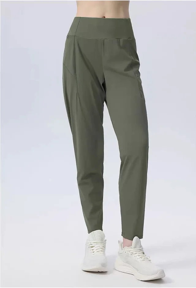Alo Yoga Trousers High-Waisted Tapered Performance product detail image 17