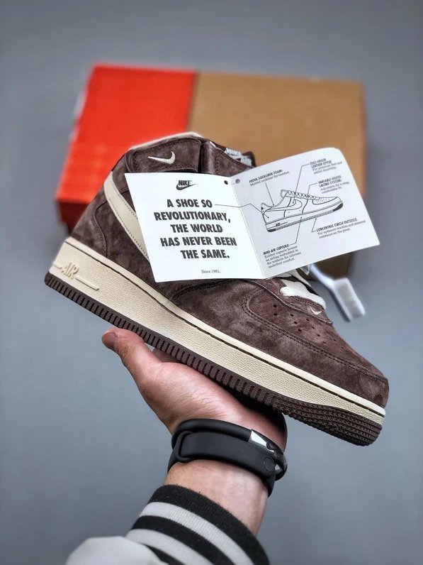 耐克Nike Air Force 1’07 Mid “翻毛巧克力棕米白”原厂冲刀皮料切割干净 无任何毛边 清洁度细节完美