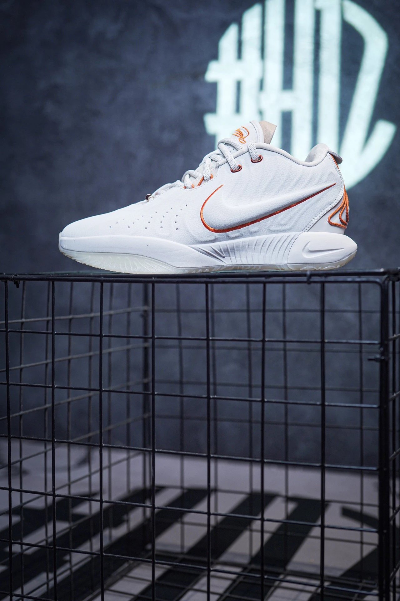 N468400【原装级别 NK LeBron 21 Akoya 勒布朗21代】全新实战单品 勒布朗21代登场 鞋面覆以优质皮革 搭载360环绕式绳线包覆系统 似贝壳保护身体内的珍珠 强化