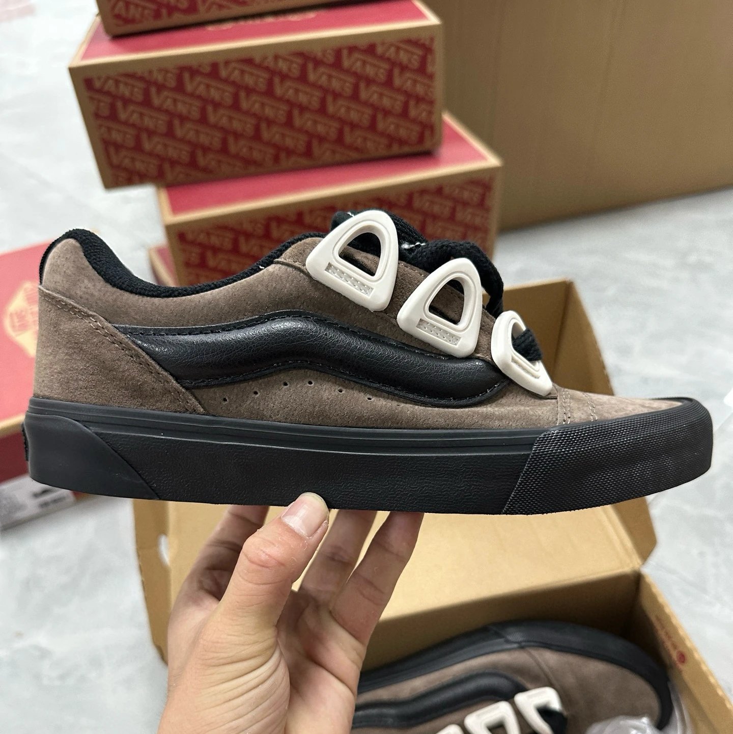 Brown Black Sole (New Style)