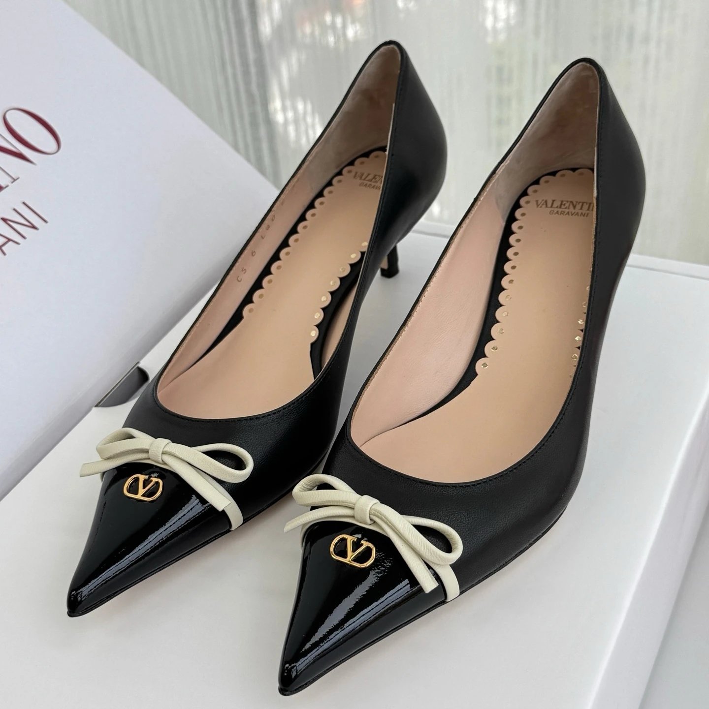 Valentino VLogo Signature Leather Pointed Toe Kitten Heel Pumps Ivory Bow Detail Patent Toe Cap CS 6 L09
