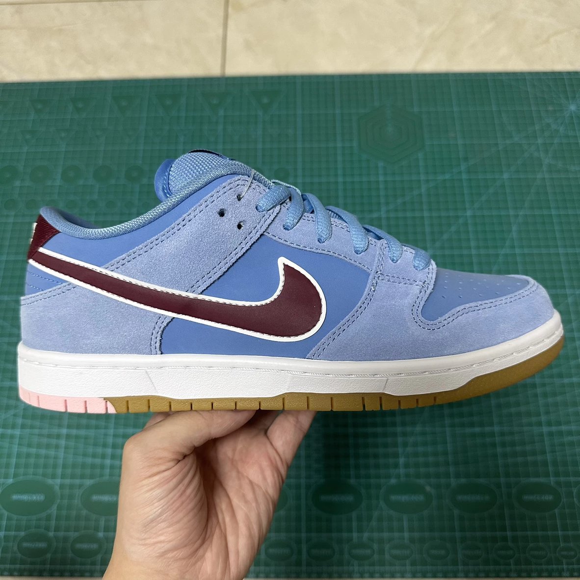 Dunk Philadelphia Bubble Gum