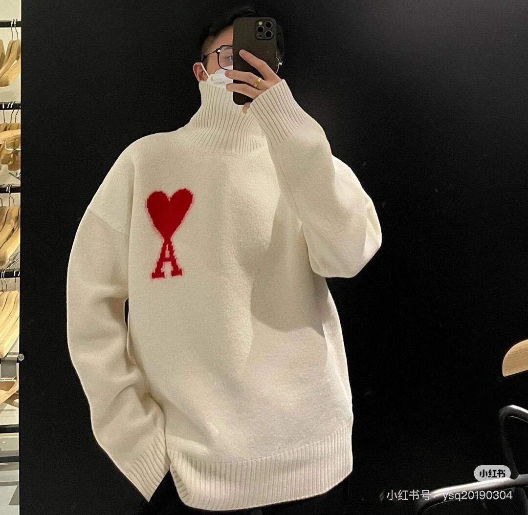 The first version of the market Ami Love 2025SS Classic Jacquard Big Love High Collar Sweater with a net weight of 730G, the strongest thickness in the market. It is a classic style that lasts for thousands of years. Whoever wears it looks good, versatile and not picky