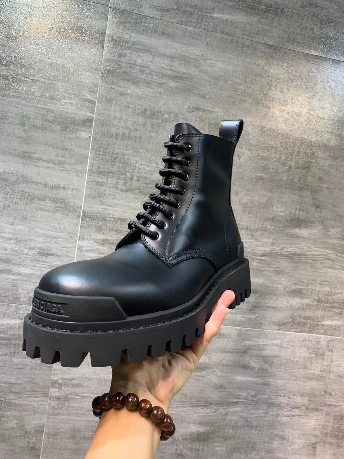 [In stock] Autumn and winter new B family Parisian family STRIKE men's thick soled height increasing lace up derby boots, casual and fashionable leather stone patterned big toe boots, Martin boots, midsole boots, motorcycle boots, knight boots, high top men's boots