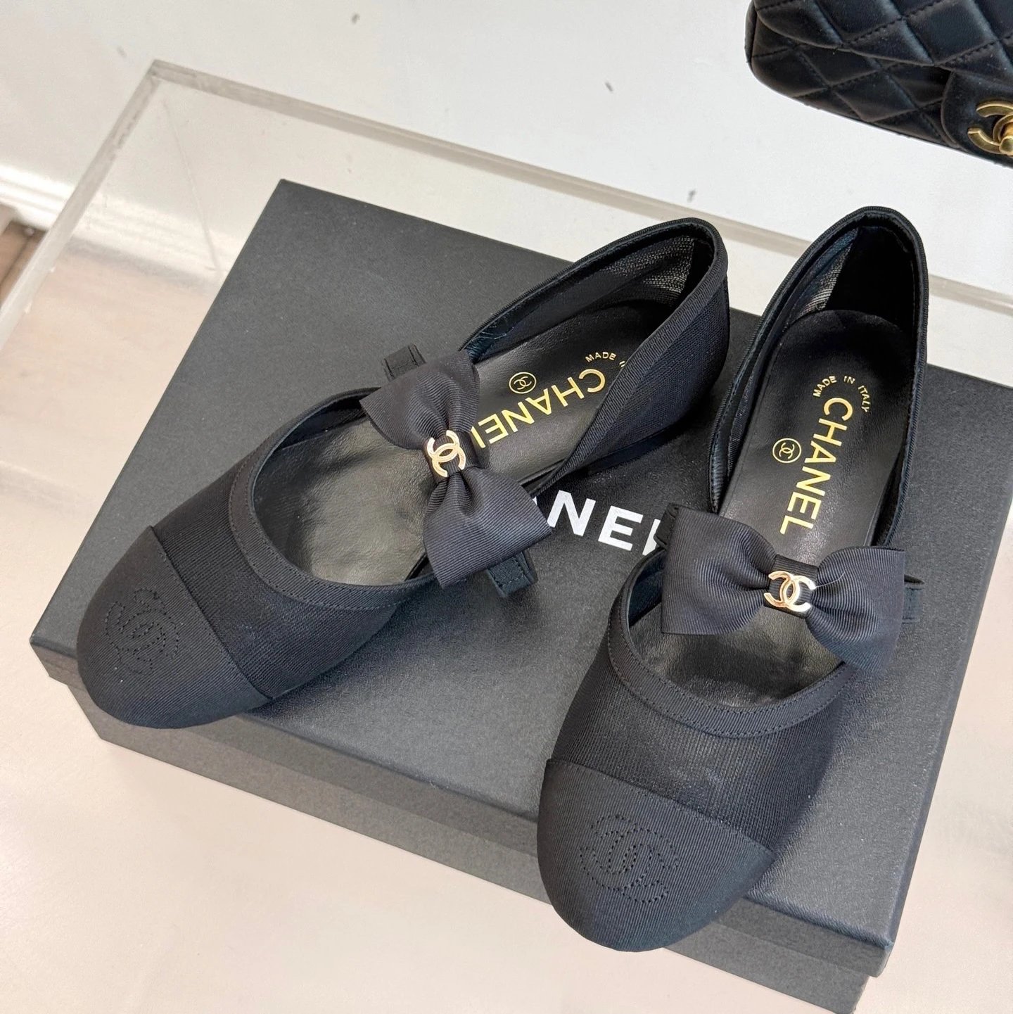 Black (mesh)