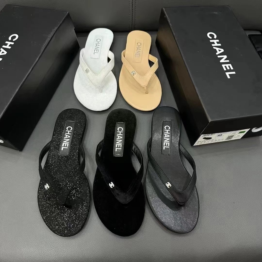 Shunfeng straight hair Chanel velvet rhinestone flip flops women's flat bottom anti slip beach shoes versatile casual vacation black cool slippers women