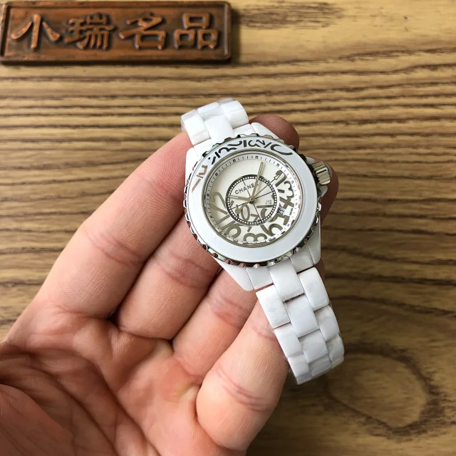 香奈儿J12石英女款，33mm，有历乱字盘