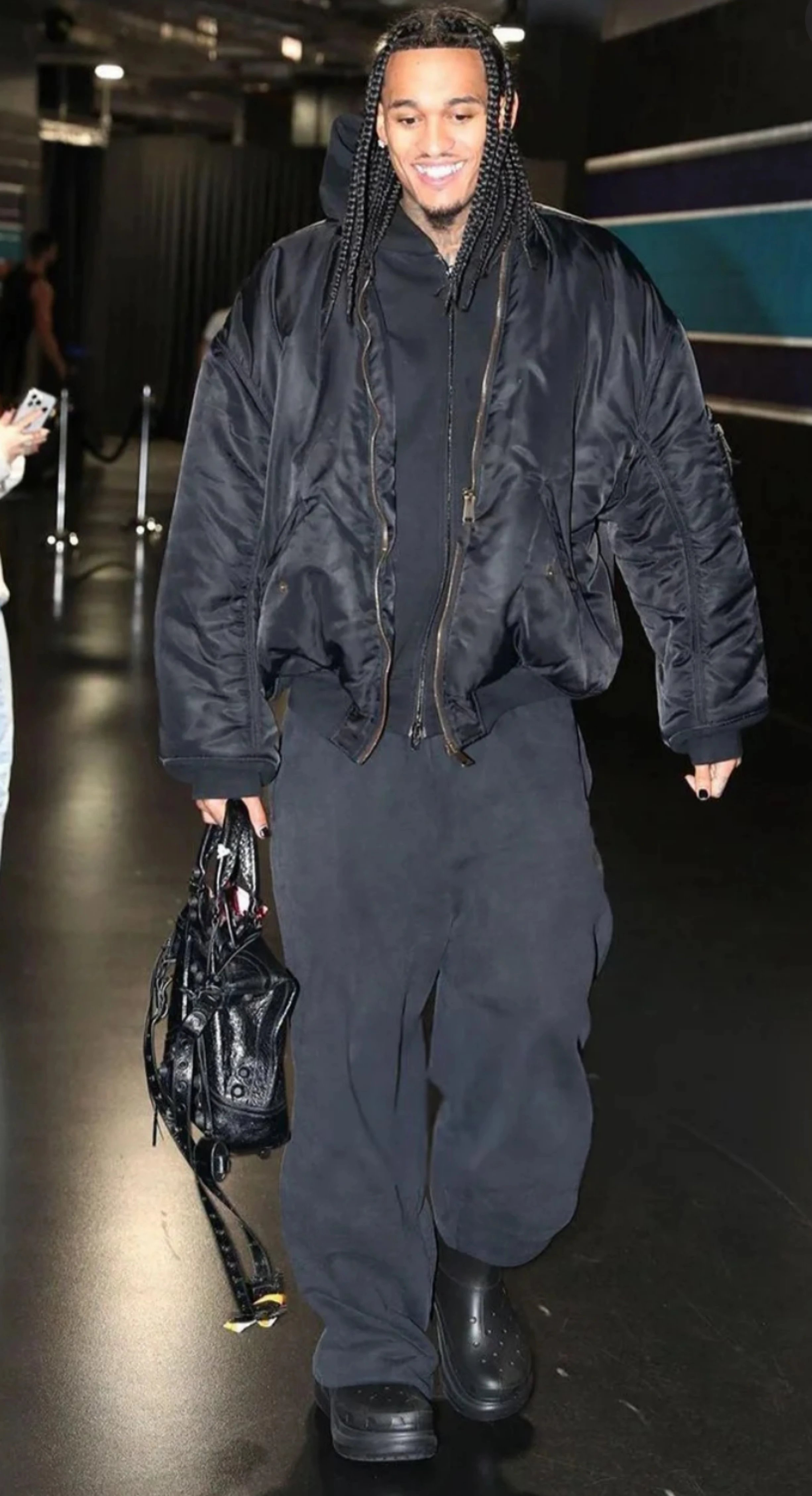 The shipper cleared the warehouse and sent out the two tone bomber in Paris on the same day for normal after-sales service