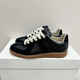 thumbnail for Ma shoes are green