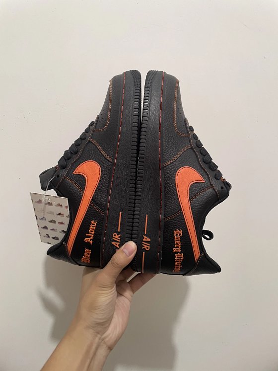 Af1 vlone black embroidered insole, original shoe development, hook, circle, black stitching, incorrect version differentiation