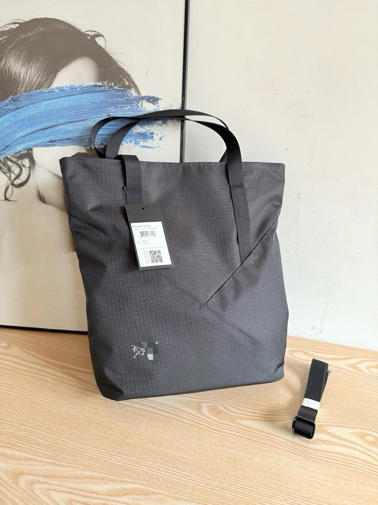This bird bag has a light weight, is waterproof, and the bottom is quite hard. Even if you put too many things in it, it won't collapse. It has a huge capacity and can be easily worn during daily commuting