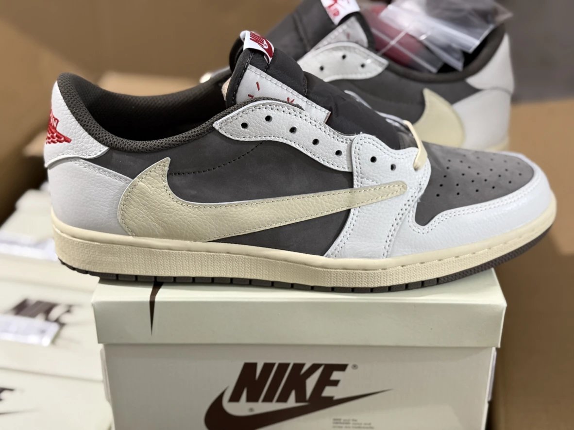 Travis Scott x Jordan Air Jordan 1 trendy retro low top basketball shoes, white brown reversed mocha hook 3.0 with strong color brushing sensation!