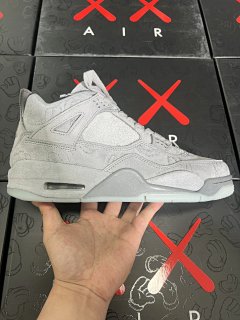 PB version Aj4 gray Kaws gold code spot price of 3.4 sheets, exclusively sold out on the market and no longer available! Slight oxidation of the sole is normal. Do not take photos if you mind