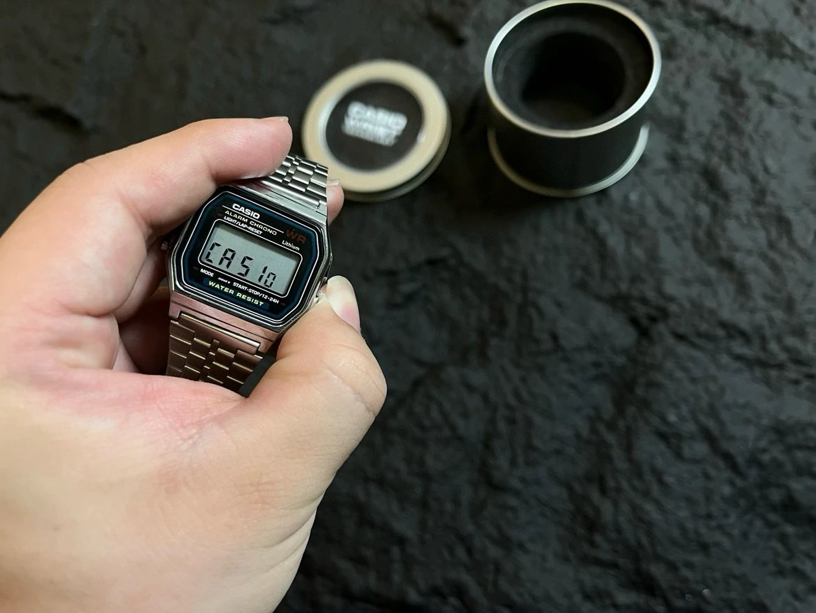 💰30【Casio A159W Original Top Version】1. Uses the same movement as the authentic Casio. Long press the bottom right corner and you'll see the 'Easter egg' unique to the authentic Casio movement! The case back has clear steel engravings, and the clasp features a logo (lower versions don't have this, easy to tell apart). The strap is made of stainless steel.