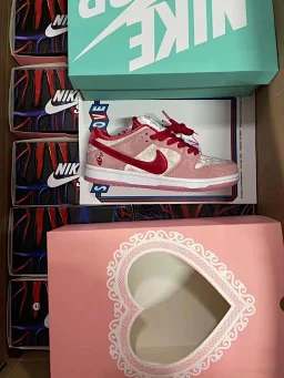 thumbnail for X version special offer SB DUNK Valentine’s Day original box with minor defects, see details for details