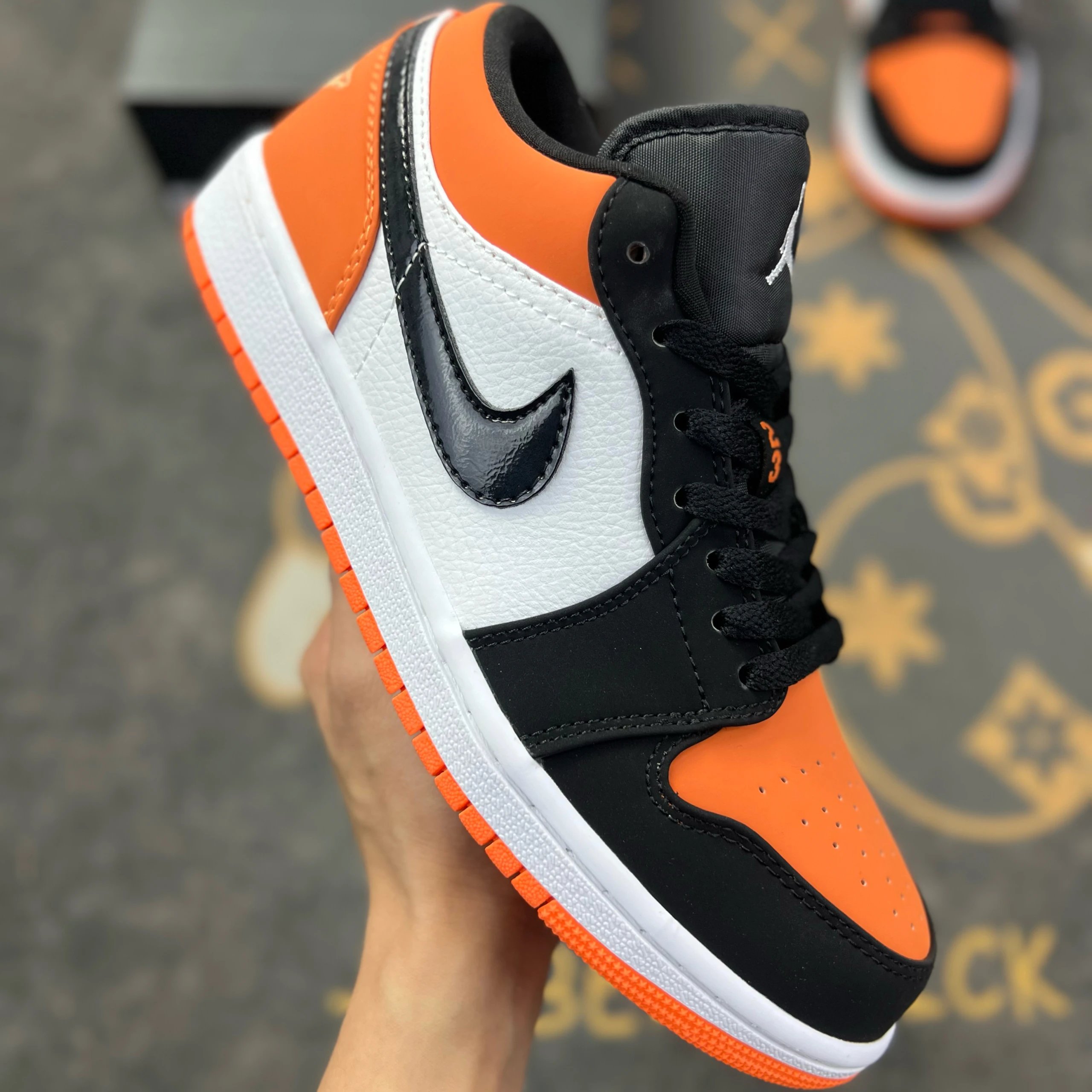 553558-128 Black Orange Toe