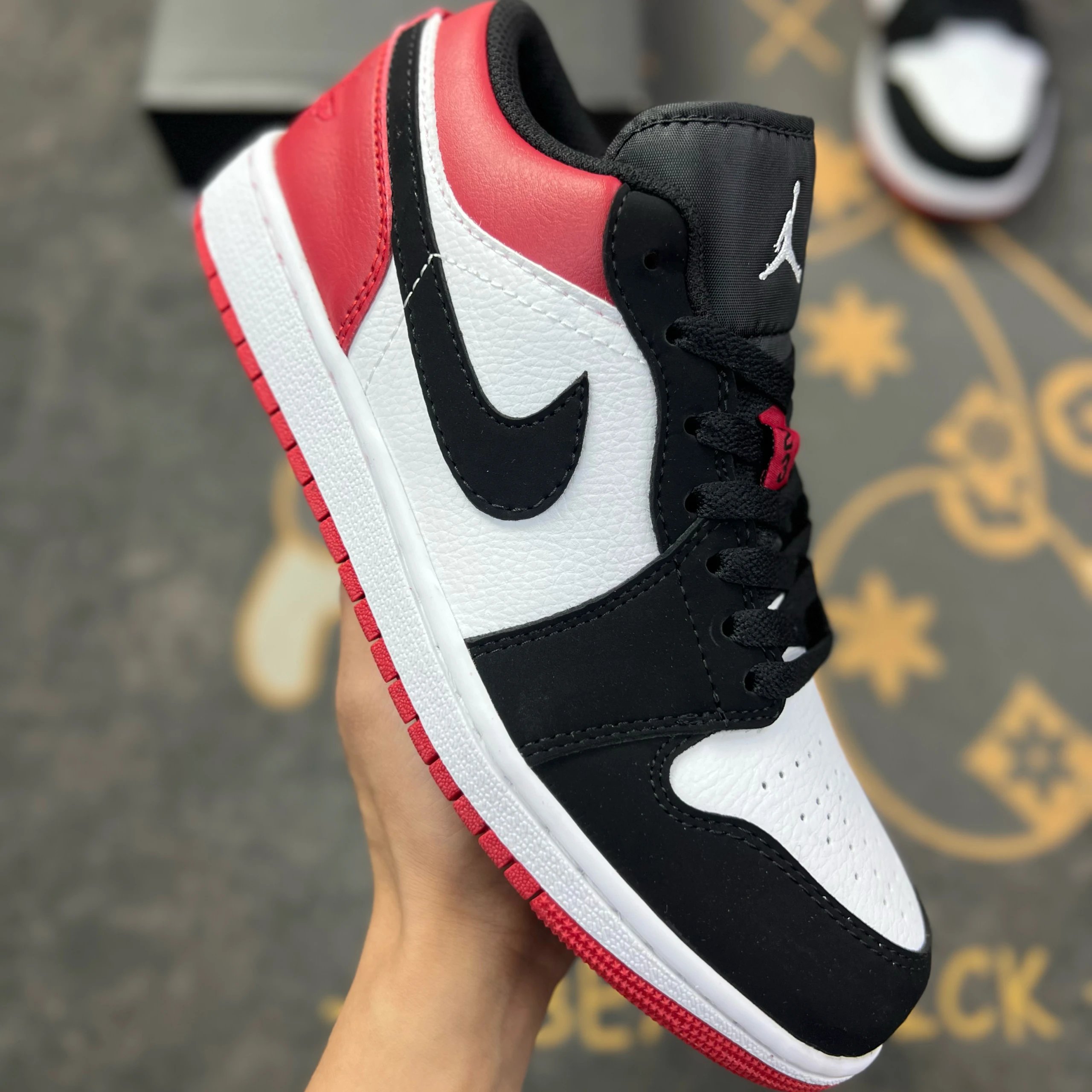 553558-116 Black Red Toe