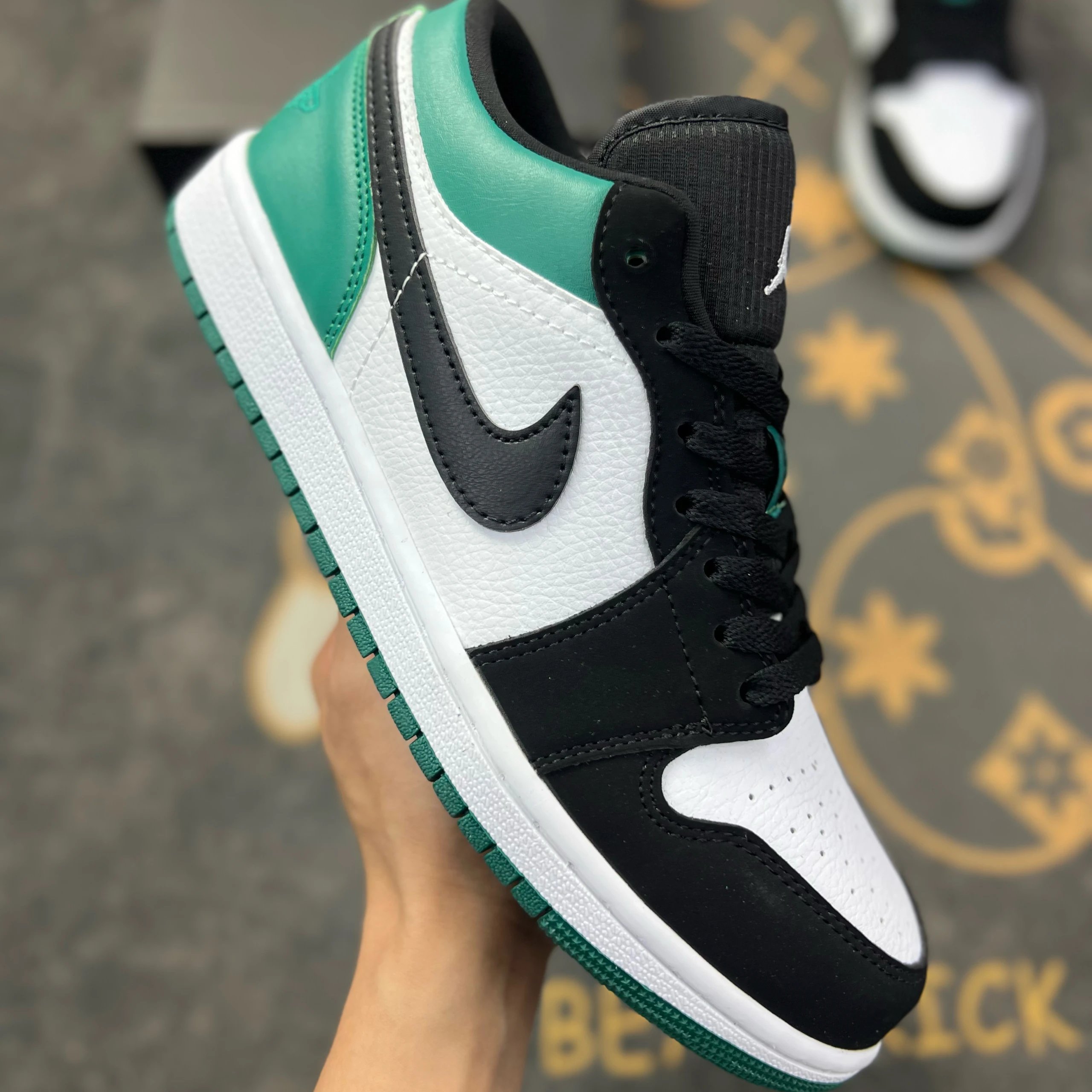 553558-113 Black Green Toe
