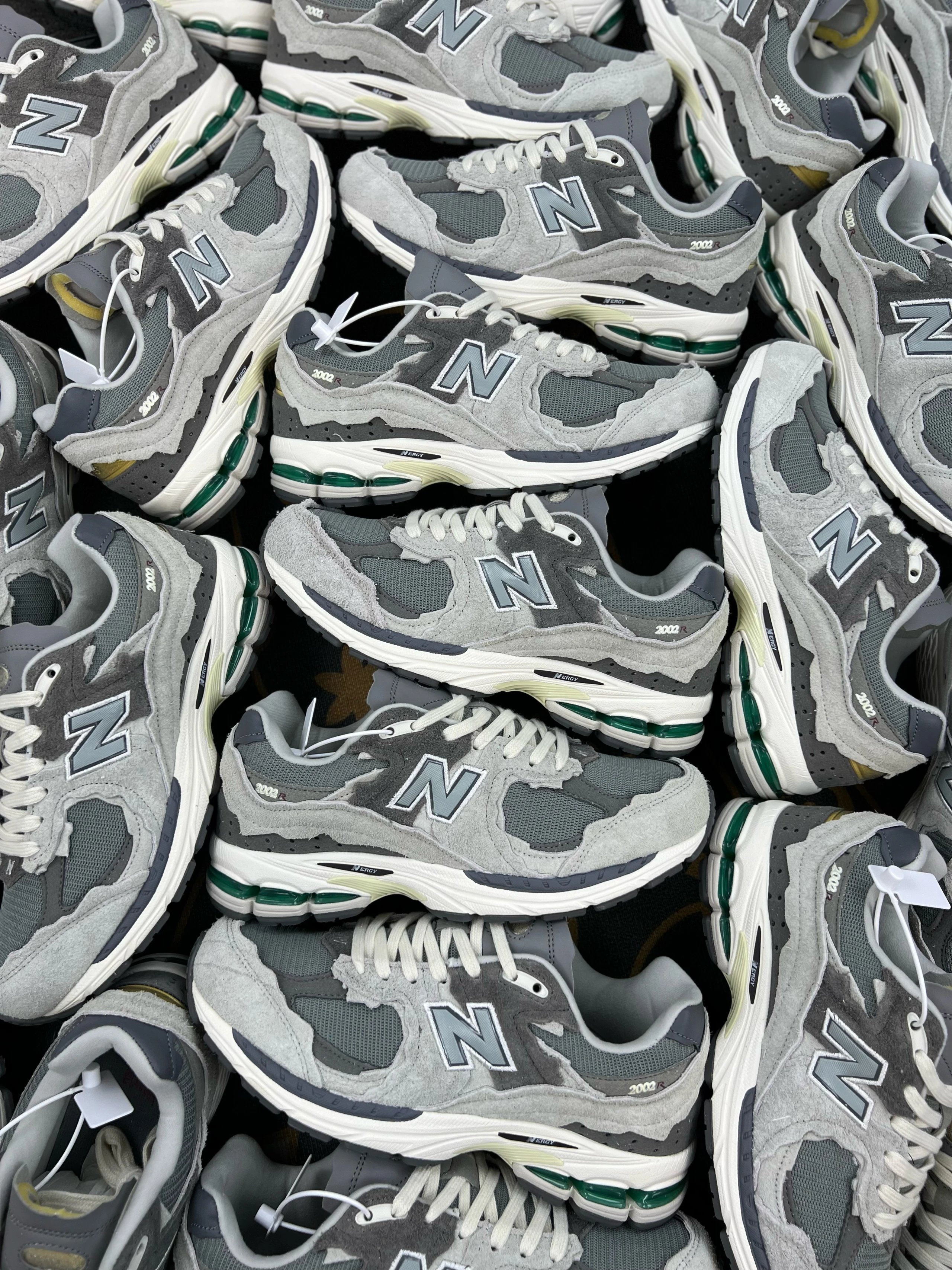 【Limited Time Clearance Sale】Authentic OG 2002R Rain Cloud Grey Distressed Suede Premium Colorway Double-Layer Breathable Mesh Retro Casual Sneakers Unisex