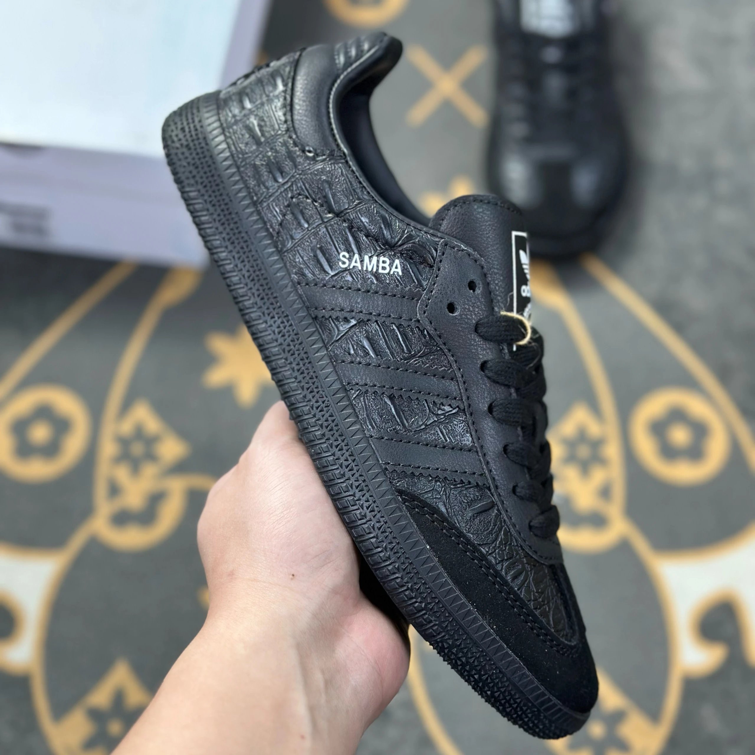 Full black and white label