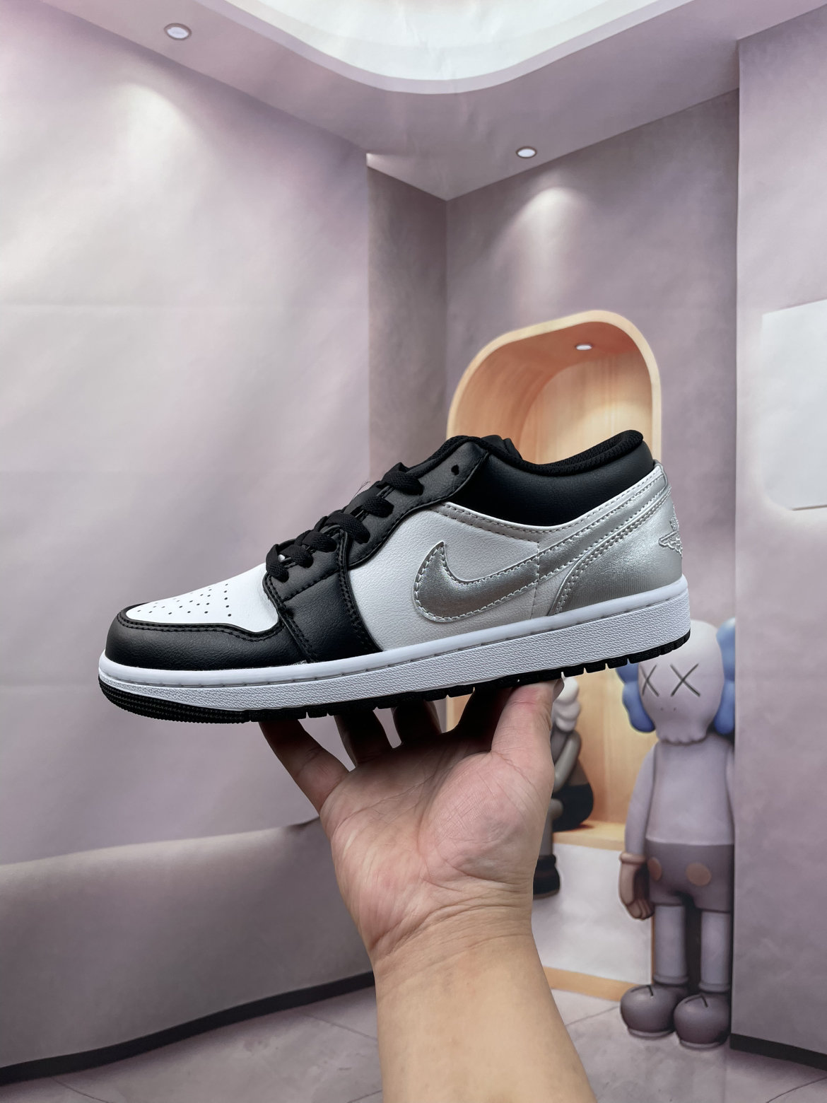 优势现货/ Air Jordan 1 革 舒适贴合 时尚简约 经典百搭运动休闲板鞋 减震防滑 低帮 复古篮球鞋 黑银