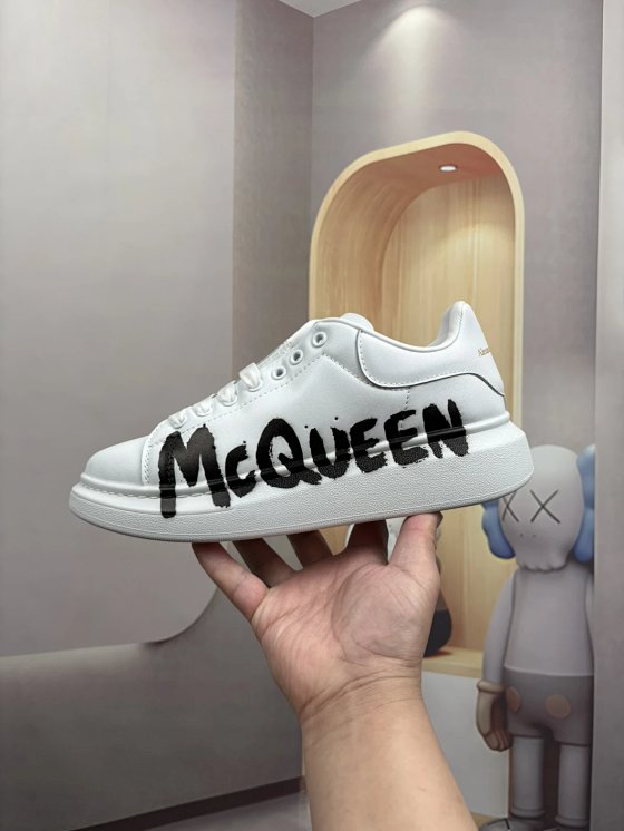优势现货/ McQueen麦昆 Oversized Sneaker 牛皮 圆头系带 低帮 板鞋 白色黑涂鸦字母