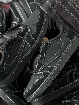 thumbnail for Travis Scott x AJ1联名倒钩4.0“蟑螂侠”低帮篮球鞋