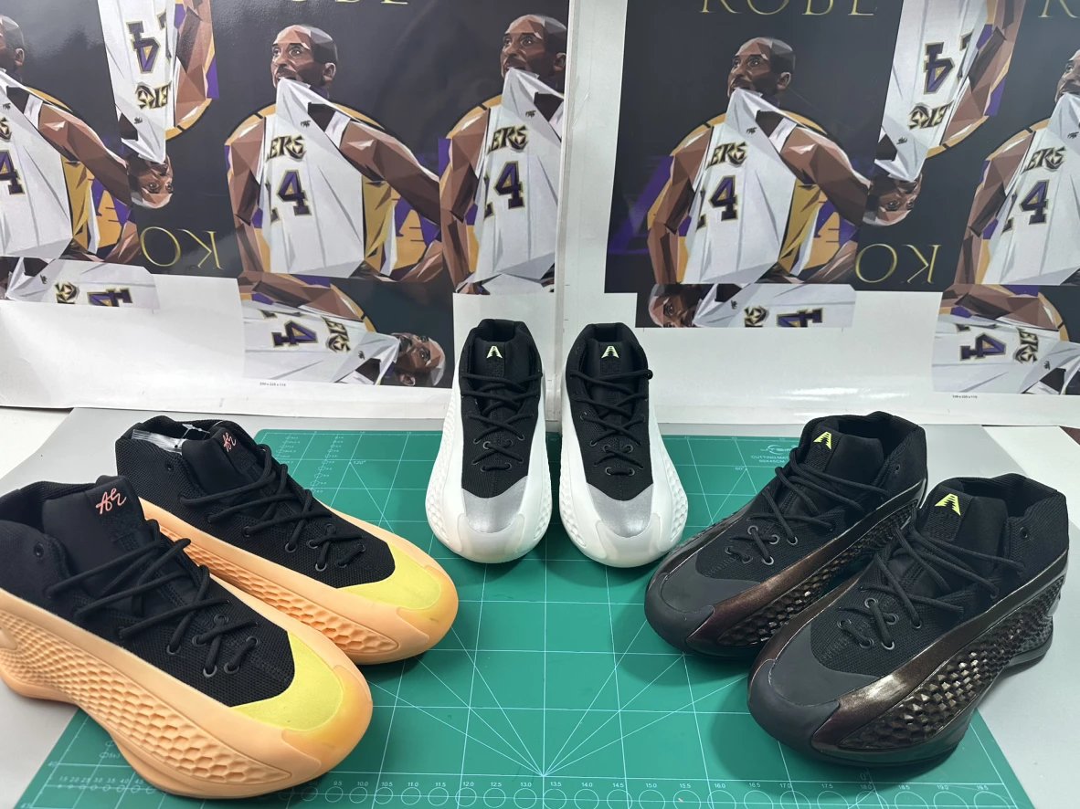 A.E.1, The upper is wrapped in TPU, the heel is locked with carbon fiber, and the midsole is equipped with BOOST technology, providing an unbeatable foot feel. It is designed for competition and available in retail sizes. The size can be purchased normally, and the design is friendly to wide feet!