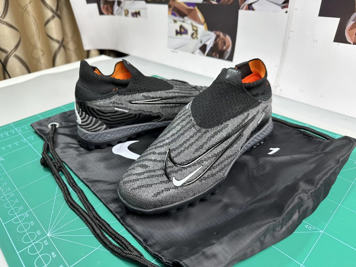 Nike React Phantom Run Flyknit 2 Indoor Football Training Shoes!