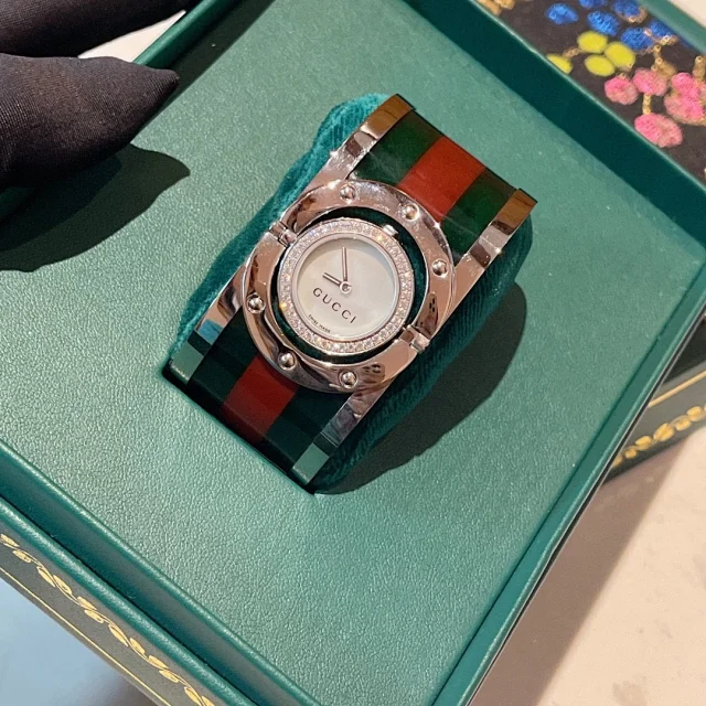Gucci Watches Green and Red Striped Bracelet Watch product detail image 10