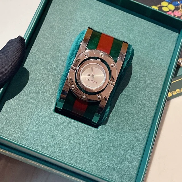 Gucci Watches Green and Red Striped Bracelet Watch product detail image 2