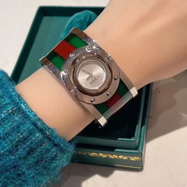 Gucci Watches Green and Red Striped Bracelet Watch product detail image 3