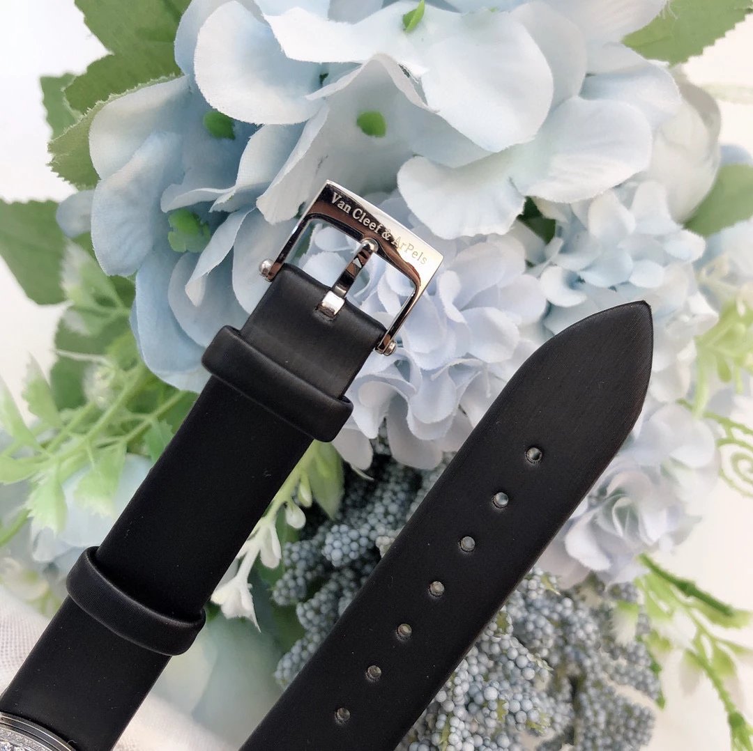 Van Cleef & Arpels Alhambra Diamond-Set Black Dial Watch Watches - 38