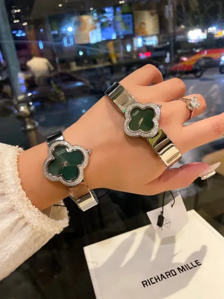 Van Cleef & Arpels Alhambra Black Onyx Diamond Watch Watches - 5