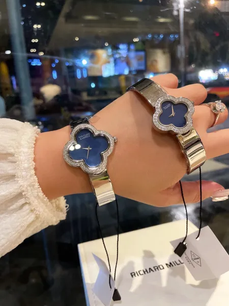 Van Cleef & Arpels Alhambra Black Onyx Diamond Watch Watches - 7