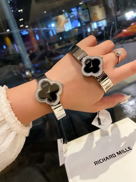Van Cleef & Arpels Alhambra Black Onyx Diamond Watch Watches - 4