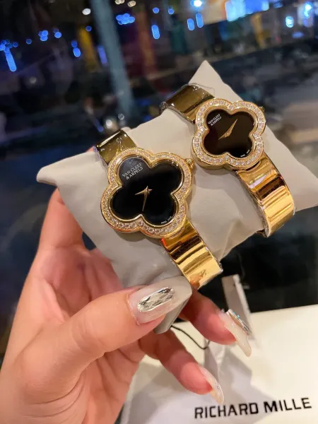 Van Cleef & Arpels Alhambra Black Onyx Diamond Watch Watches - 23
