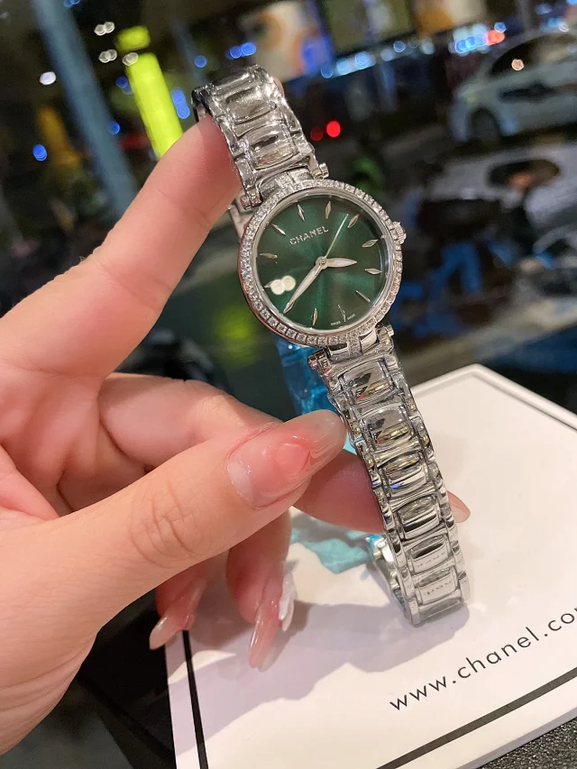 Chanel Watches Crystal Bezel Mother-of-Pearl Dial Bracelet Watch product detail image 4