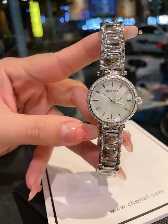 Chanel Watches Crystal Bezel Mother-of-Pearl Dial Bracelet Watch product detail image 2